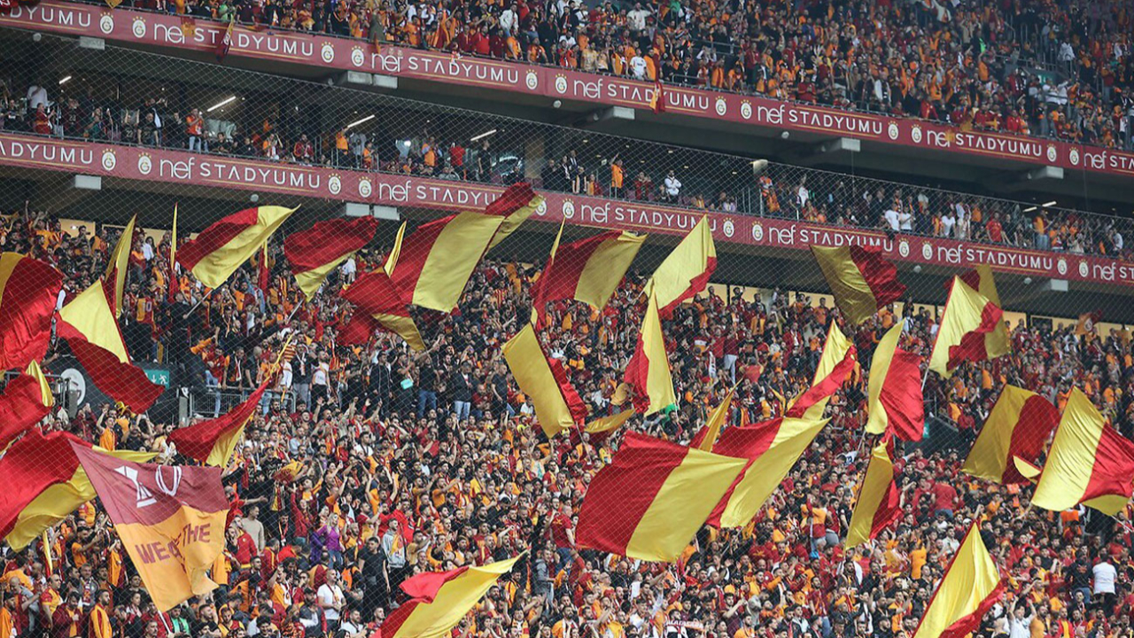 Galatasaray'ın yeni transferleri taraftarların önünde sözleşme imzalayacak