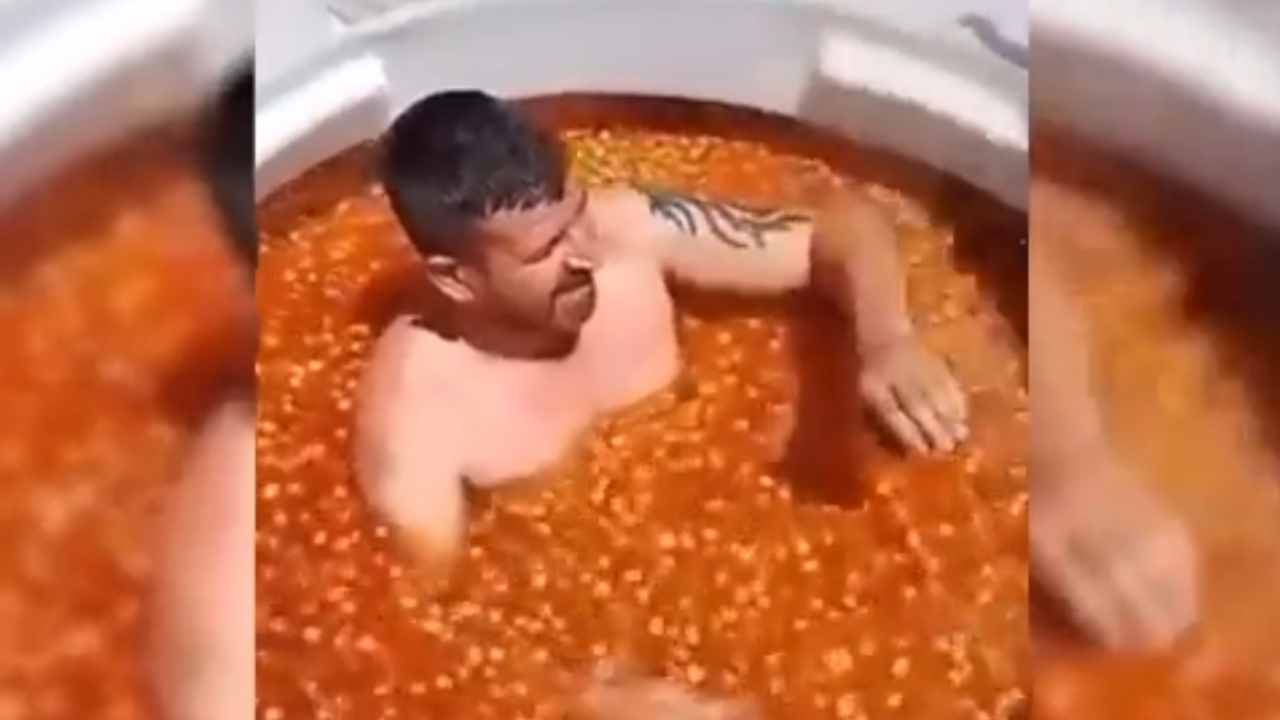 Üretimde skandal olay: Çıplak şekilde zeytin üretim havuzuna daldı!