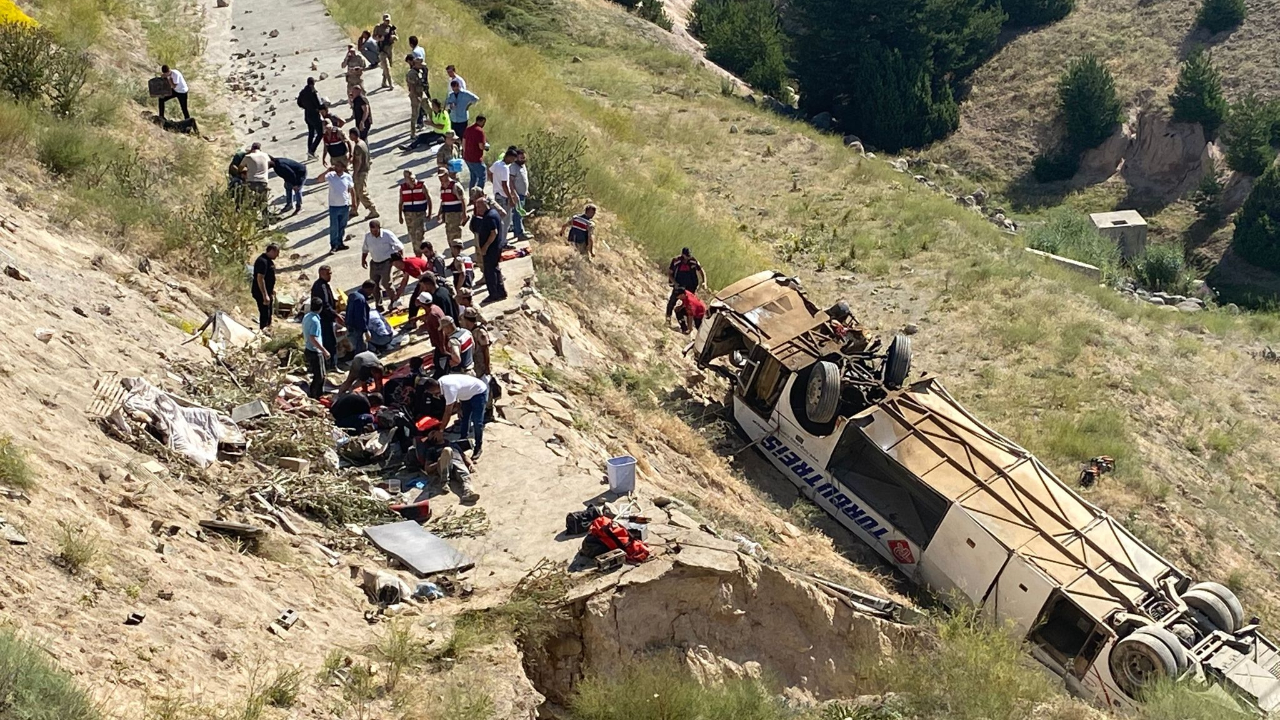 Kars'ta feci kaza! Otobüs viyadükten düştü: 3 ölü 16 yaralı
