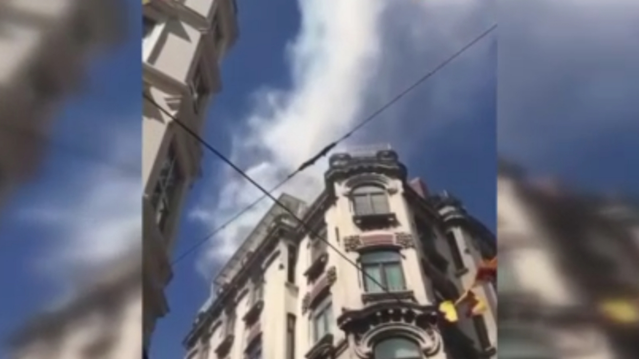 Beyoğlu İstiklal Caddesi'ndeki yangın söndürüldü