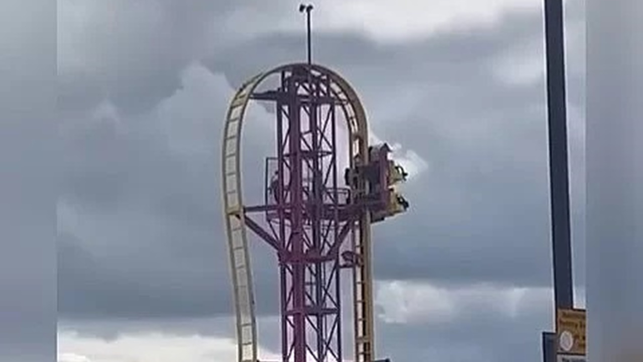 Lunaparkta tir tir titreten anlar: 30 metrelik yükseklikte havada asılı kaldılar! Dakikalarca kurtarılmayı beklediler