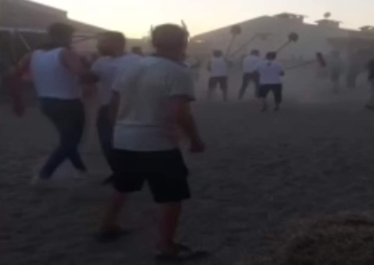 At sahipleri arasında kavga çıktı! Hipodrom savaş alanına döndü: Kürekler havada uçuştu
