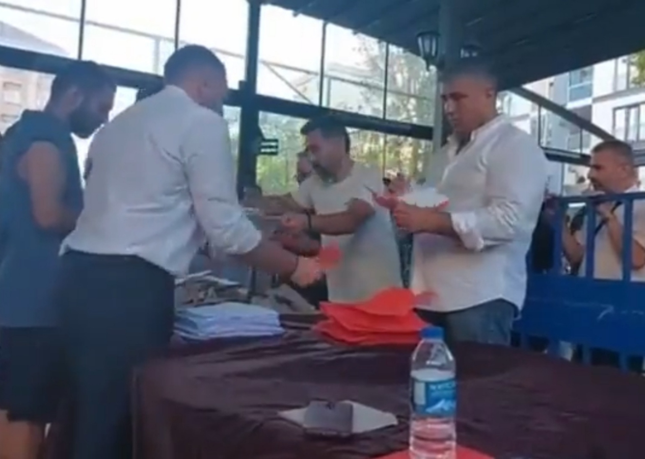 CHP delege seçimlerinde skandal: Beğenmediği oy pusulasını cebine attı