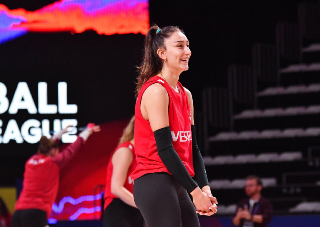 "Yüzüne asit atarım" diyerek Milli voleybolcu Hande Baladın'ı tehdit eden kişi kulüp binasını da basmış!