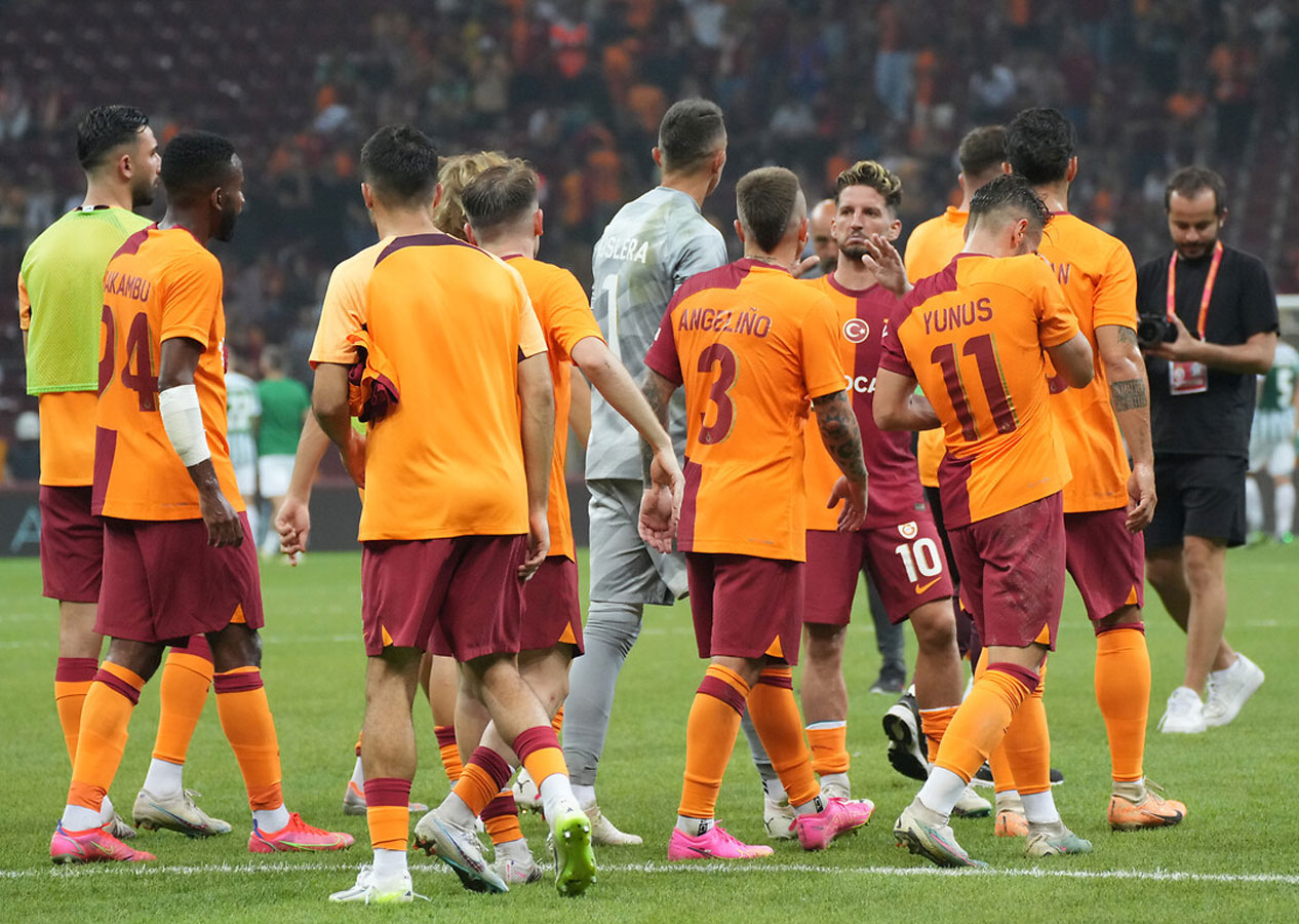 Galatasaray'ın süper yıldızının eşi ayrılığı duyurdu! Flaş sözler