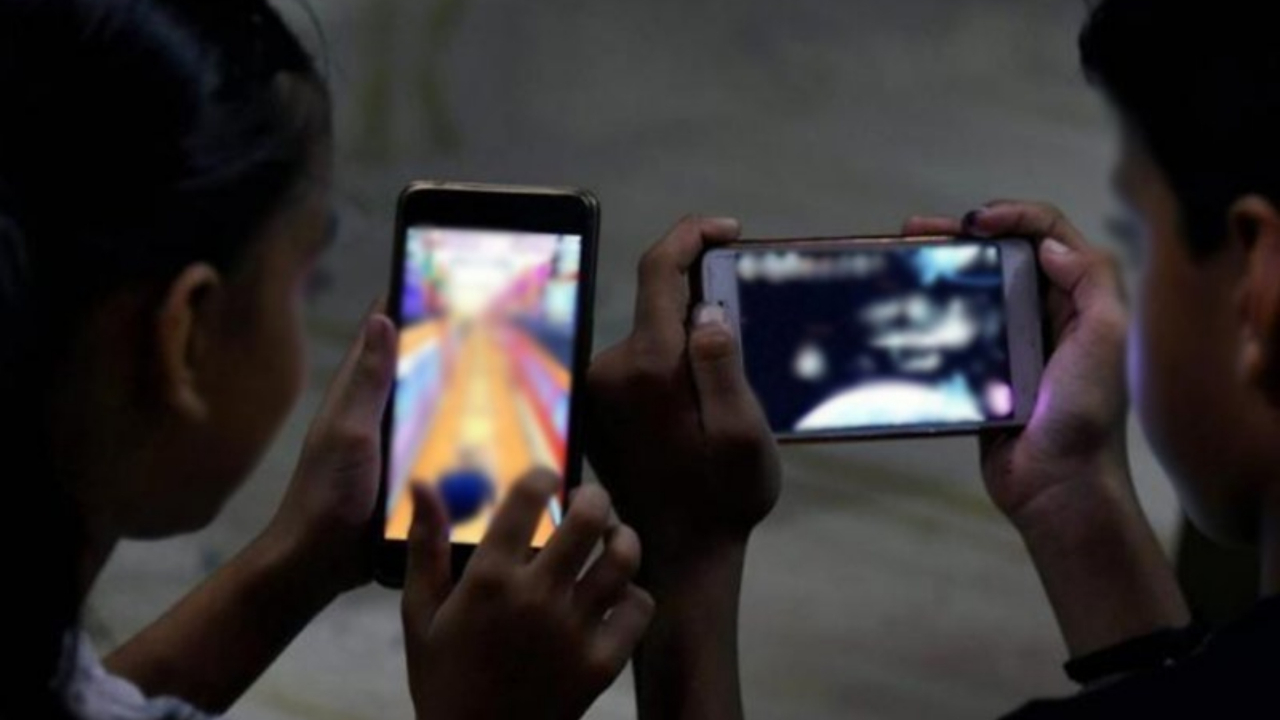 Çin 18 yaş altına akıllı telefon ve internet kullanımını kısıtlıyor