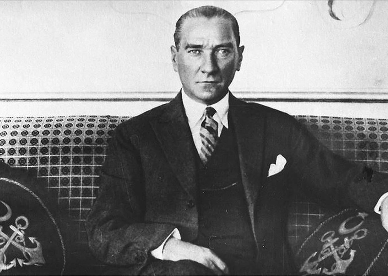 Yapay zeka teknolojisi ile Mustafa Kemal Atatürk'e çok sevdiği ''Fikrimin İnce Gülü'' şarkısı söyletildi!