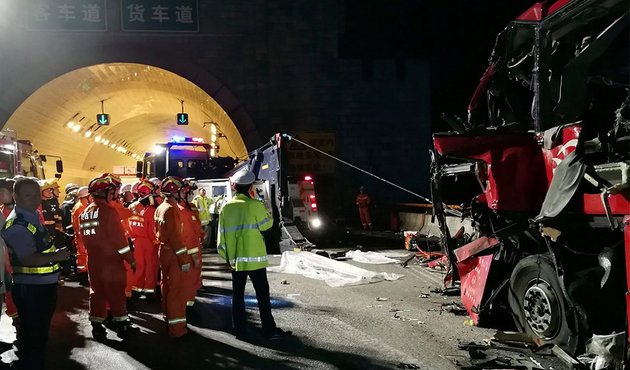 Yolcu otobüsü tünel duvarına çarptı: 36 ölü