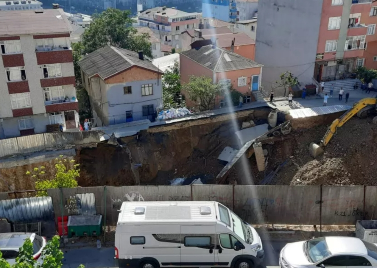 Sarıyer'de yol çöktü! Binalar tahliye edildi