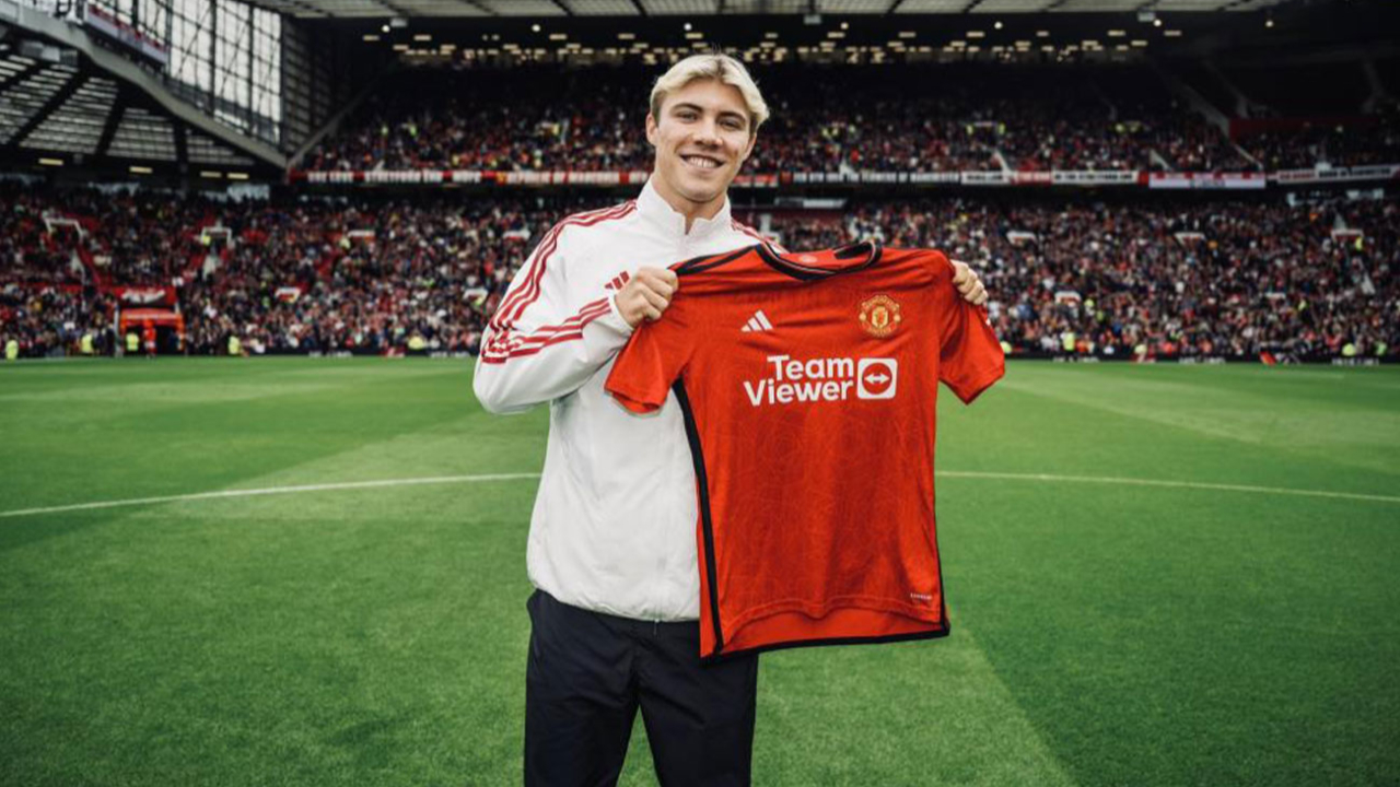 Rasmus Hojlund, Manchester United'a imzayı attı
