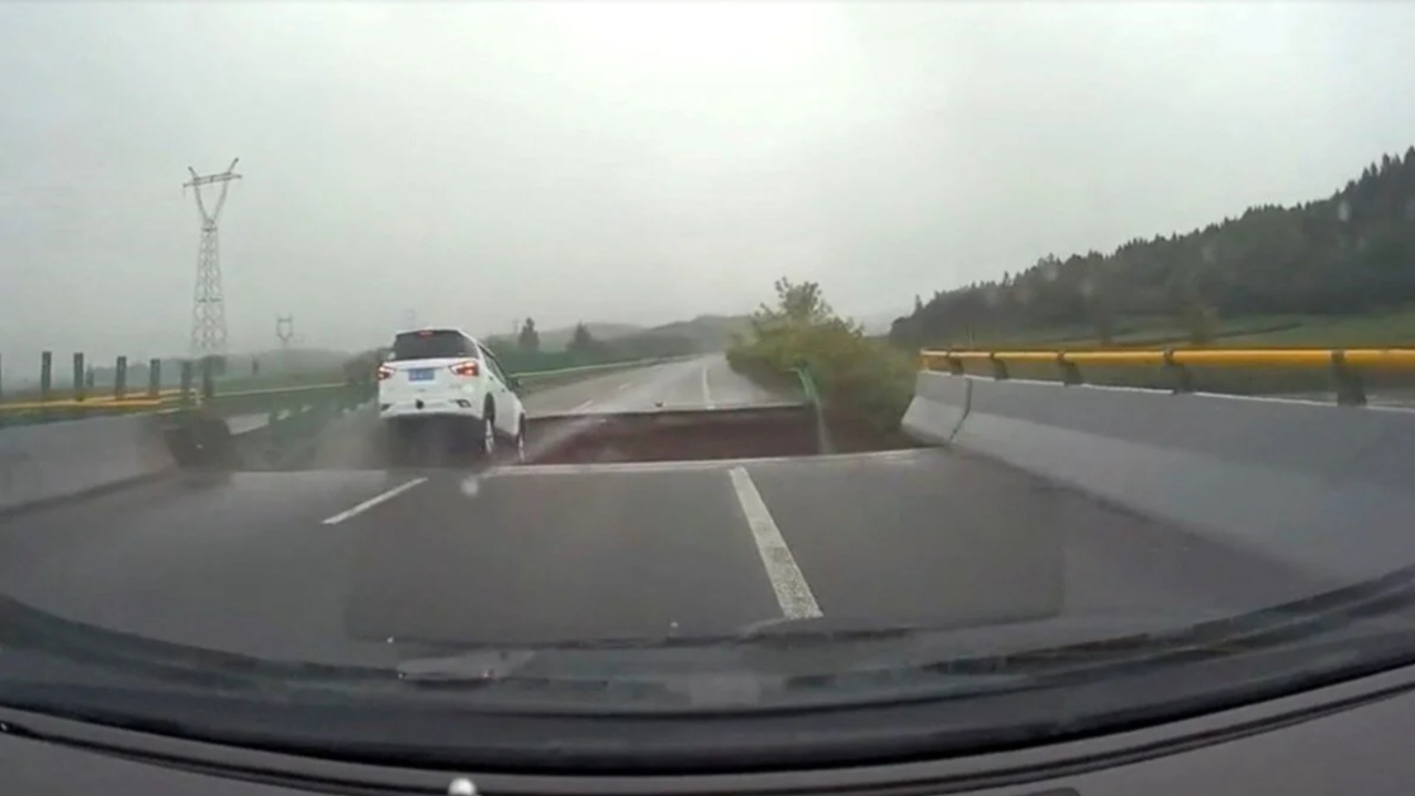 Yol yarıldı içine girdi! Otomobil böyle yarığa düştü