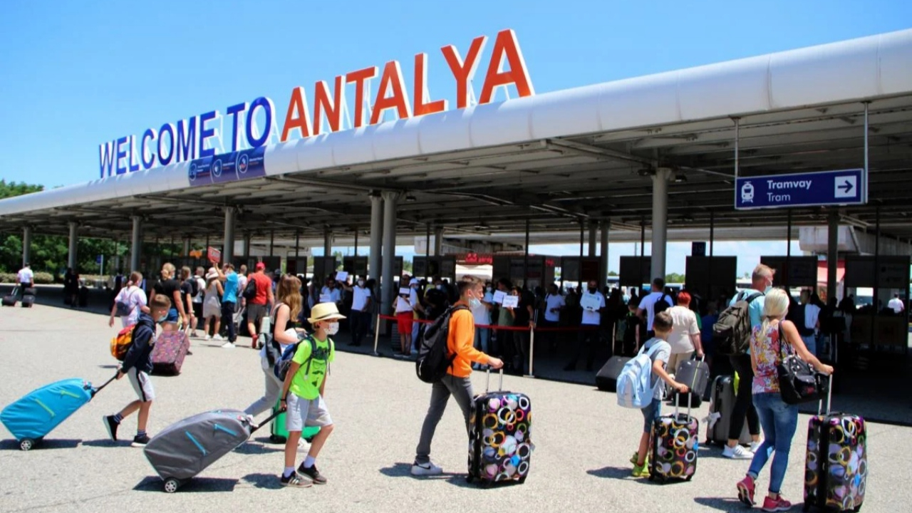 Bakan Uraloğlu duyurdu! Antalya Havalimanı dün tüm zamanların rekorunu kırdı