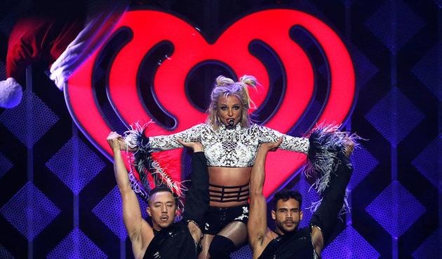 Britney Spears konserinde sahnede 'silah' paniği!