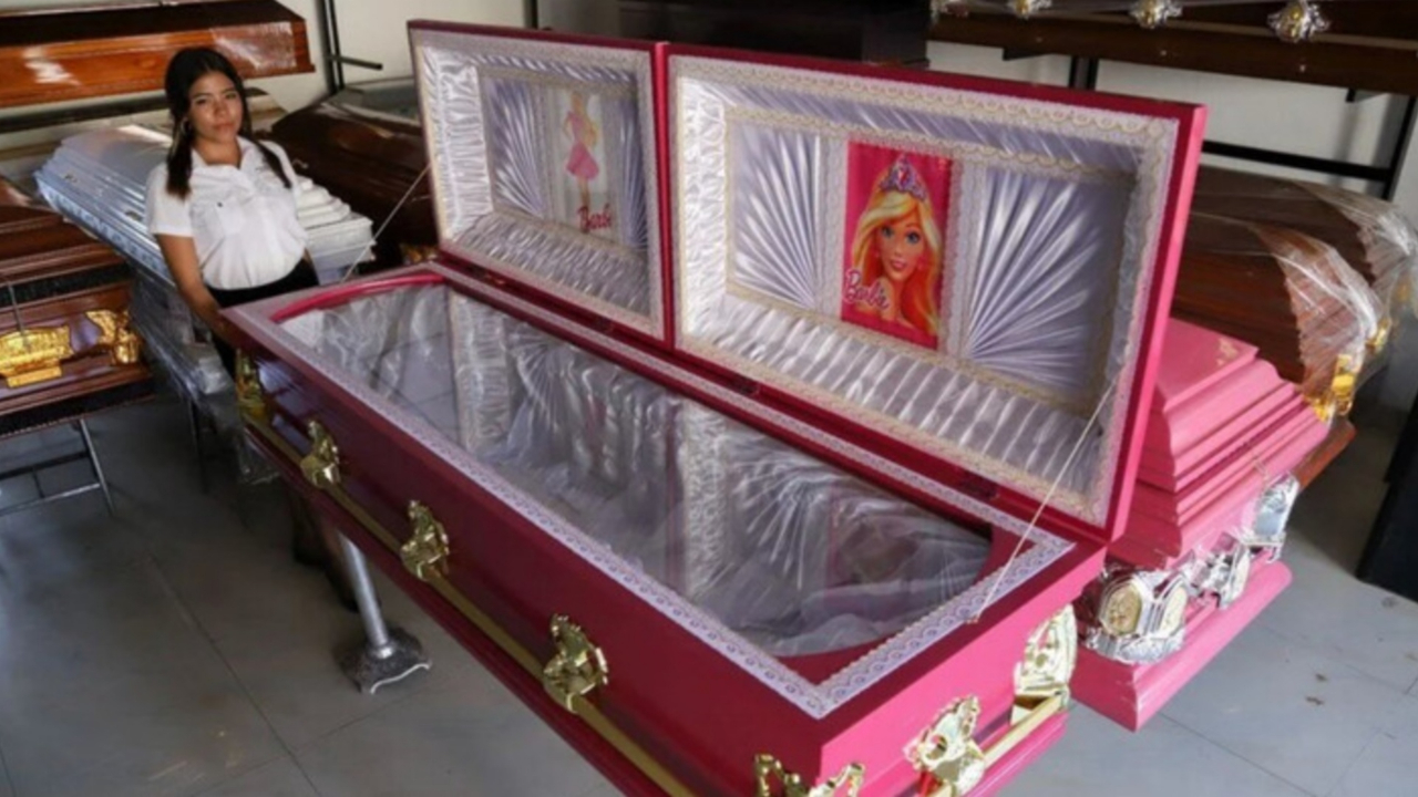 Barbie çılgınlığı başka bir boyuta ulaştı: Pembe Barbie temalı tabut