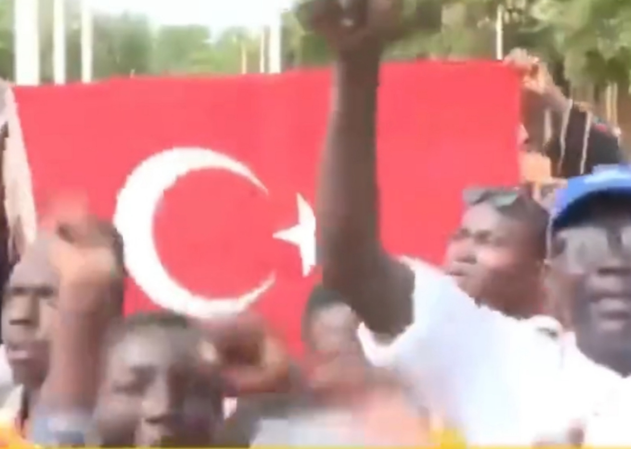 Nijer'deki 'Sömürgeciliğe karşı' yürüyüşte Türk Bayrağı açıldı! 30 bin kişi meydanlara indi...