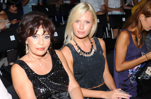 Serdar Ortaç'ın annesi, Chloe Loughnan'a rest çekti