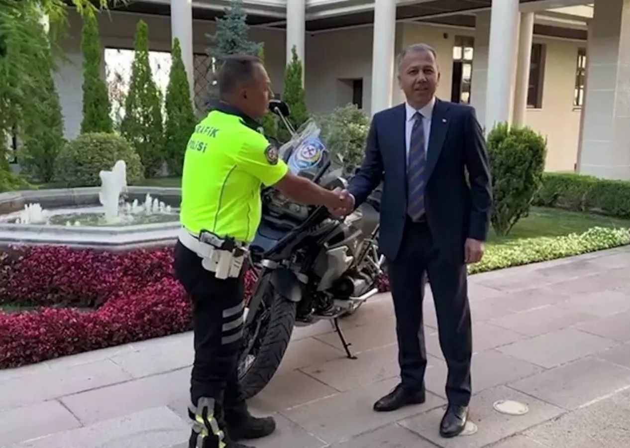 Sosyal medyada gündem olmuştu... Bakan Yerlikaya'dan o polis memuruna sürpriz!