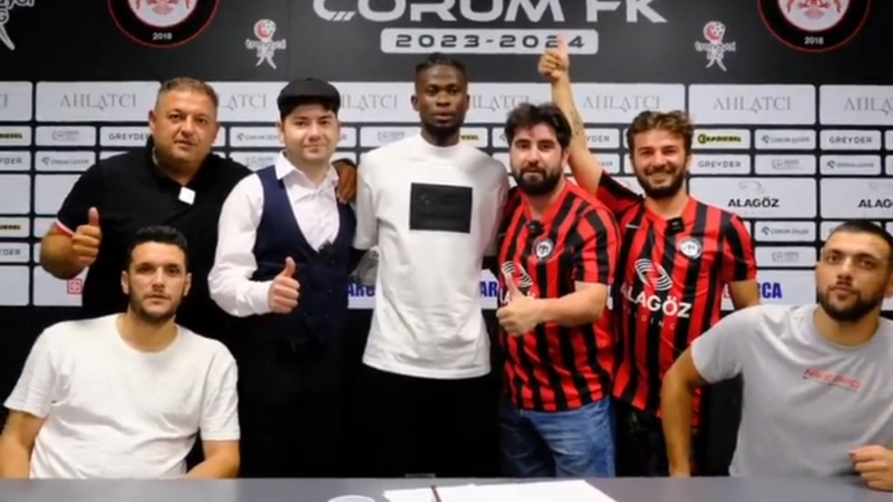 Biraz tadınız kaçacak: Sosyal medya fenomenleri Kafalar, Çorum FK'nın transfer törenini bastı