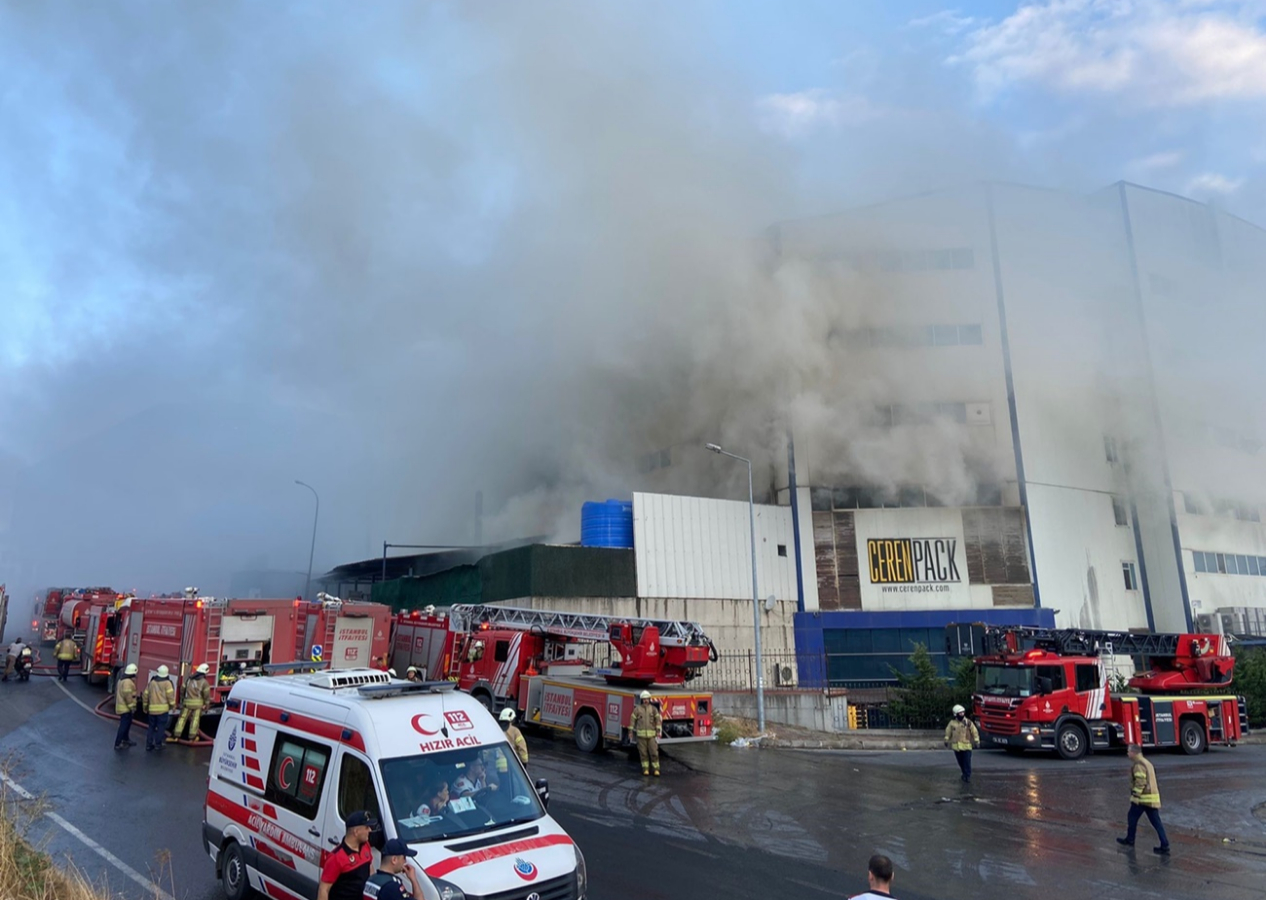 Arnavutköy'de korkutan yangın! 4 katlı cam üretim fabrikası alev aldı