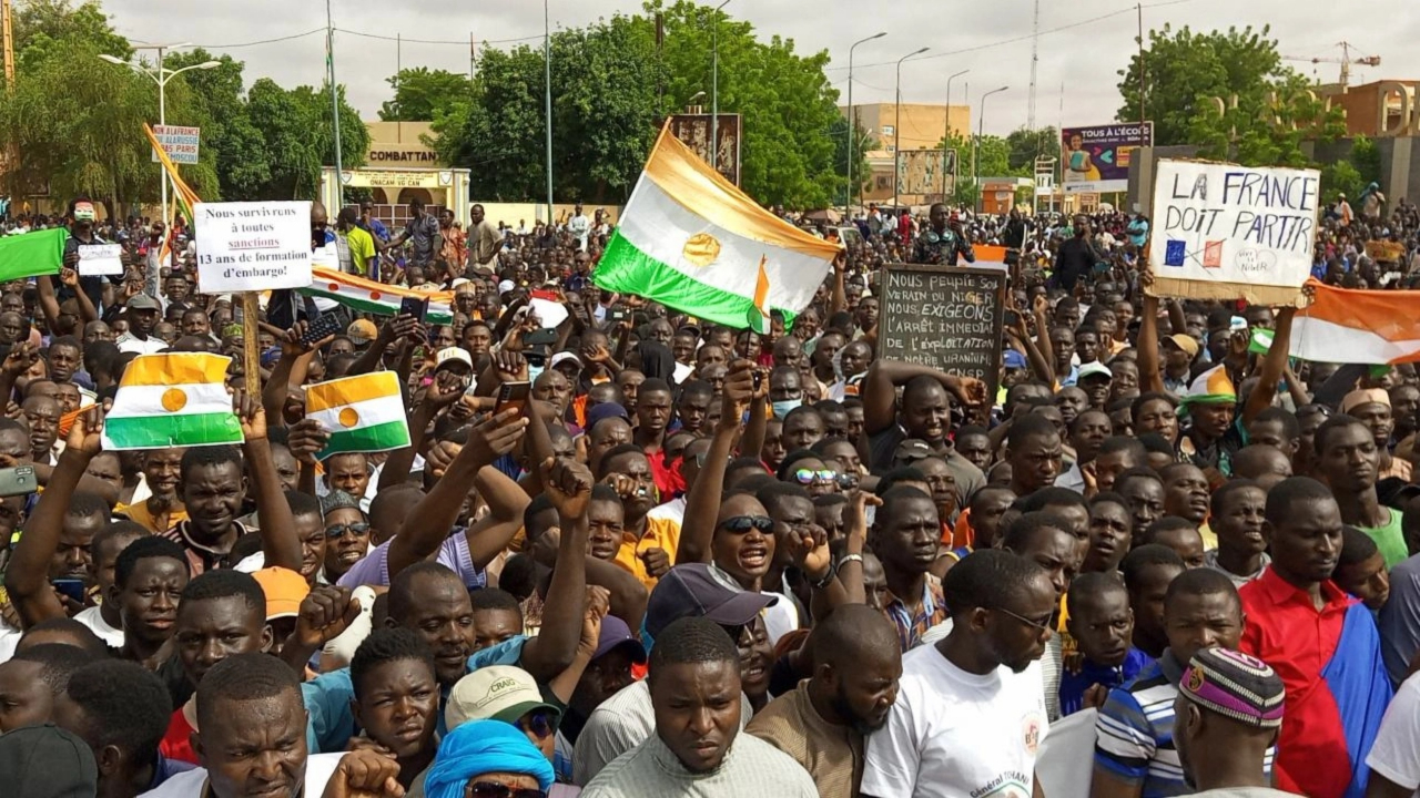 Afrika’nın dertlerine ‘Fransız kaldılar’ şimdi demokrasi havarisi kesildiler