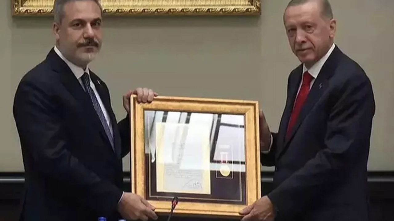Cumhurbaşkanı Erdoğan'dan Bakan Fidan'a "üstün hizmet madalyası"