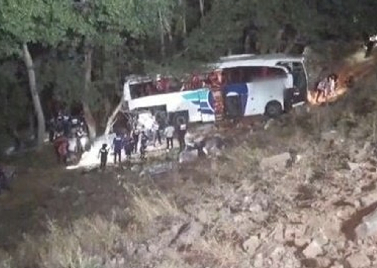 Yozgat'ta yolcu otobüsü şarampole uçtu