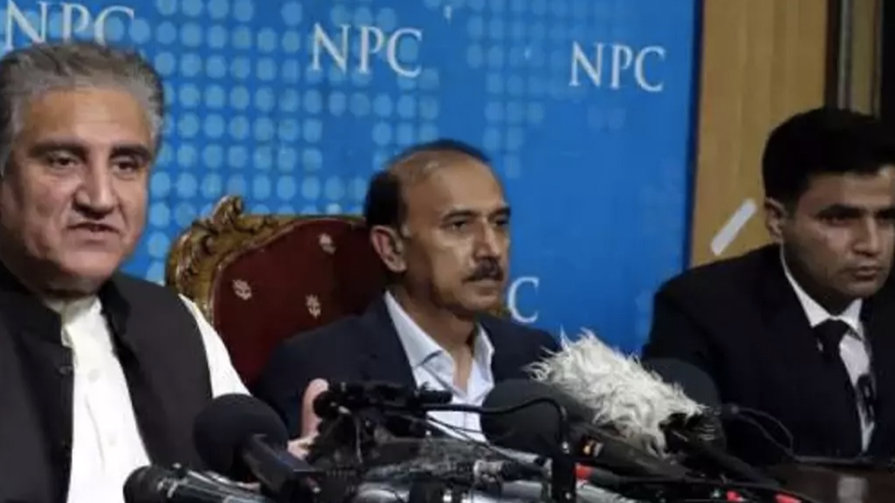 Pakistan’da muhalif siyasetçi Qureshi gözaltına alındı