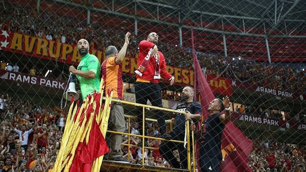 Derbi sonrası Galatasaray tribünlerinde büyük sürpriz!