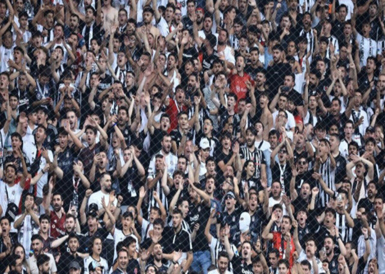 Beşiktaş tribünleri gemileri yaktı! İstifa çağrısı