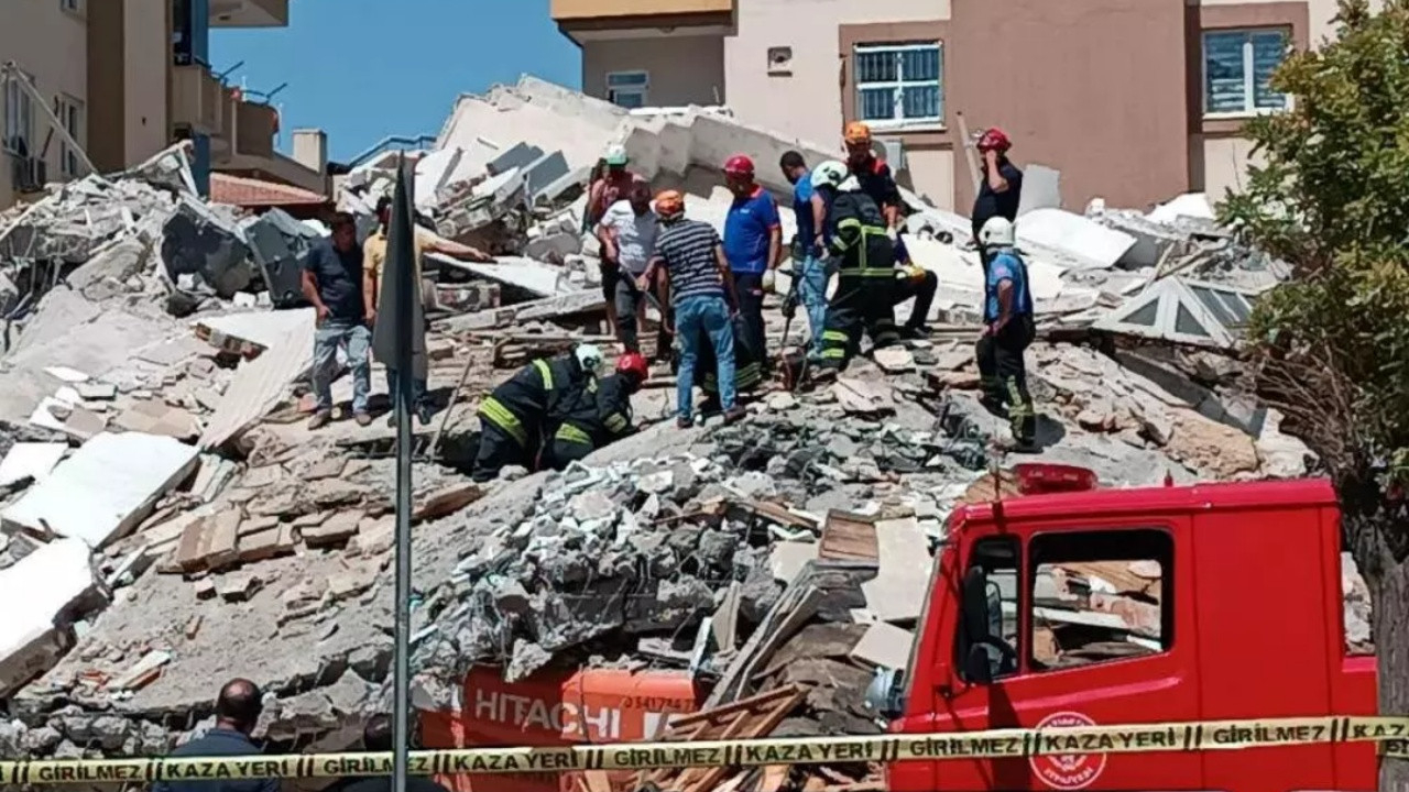 Gaziantep'te hasarlı bina çöktü, kepçe operatörü enkazda kaldı!