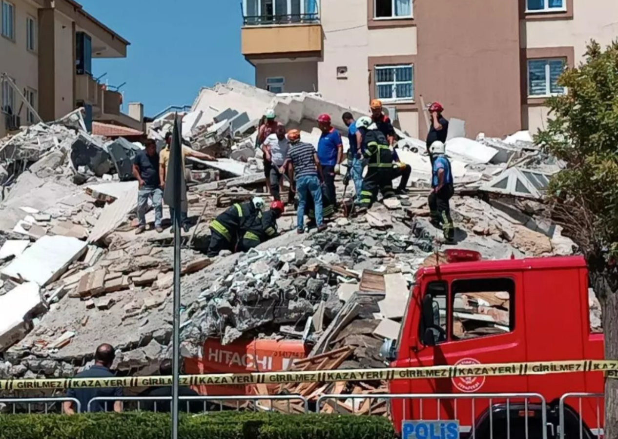 Gaziantep'te hasarlı bina çöktü, kepçe operatörü enkazda kaldı!