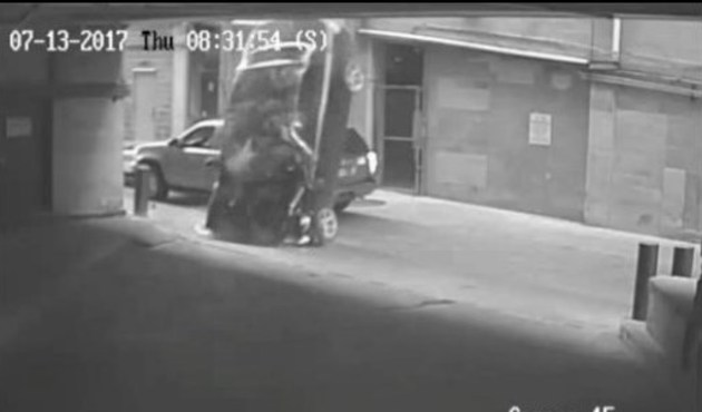 Otomobille otoparkın 7. katından böyle düştü/Video...