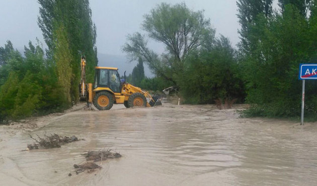 Antalya'yı sel vurdu! Karayolu kapandı, seralar zarar gördü...