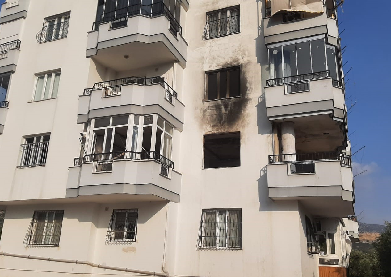 Aynı apartmanda 1 haftada 8 kez yangın çıktı: Sopalı nöbete başladılar