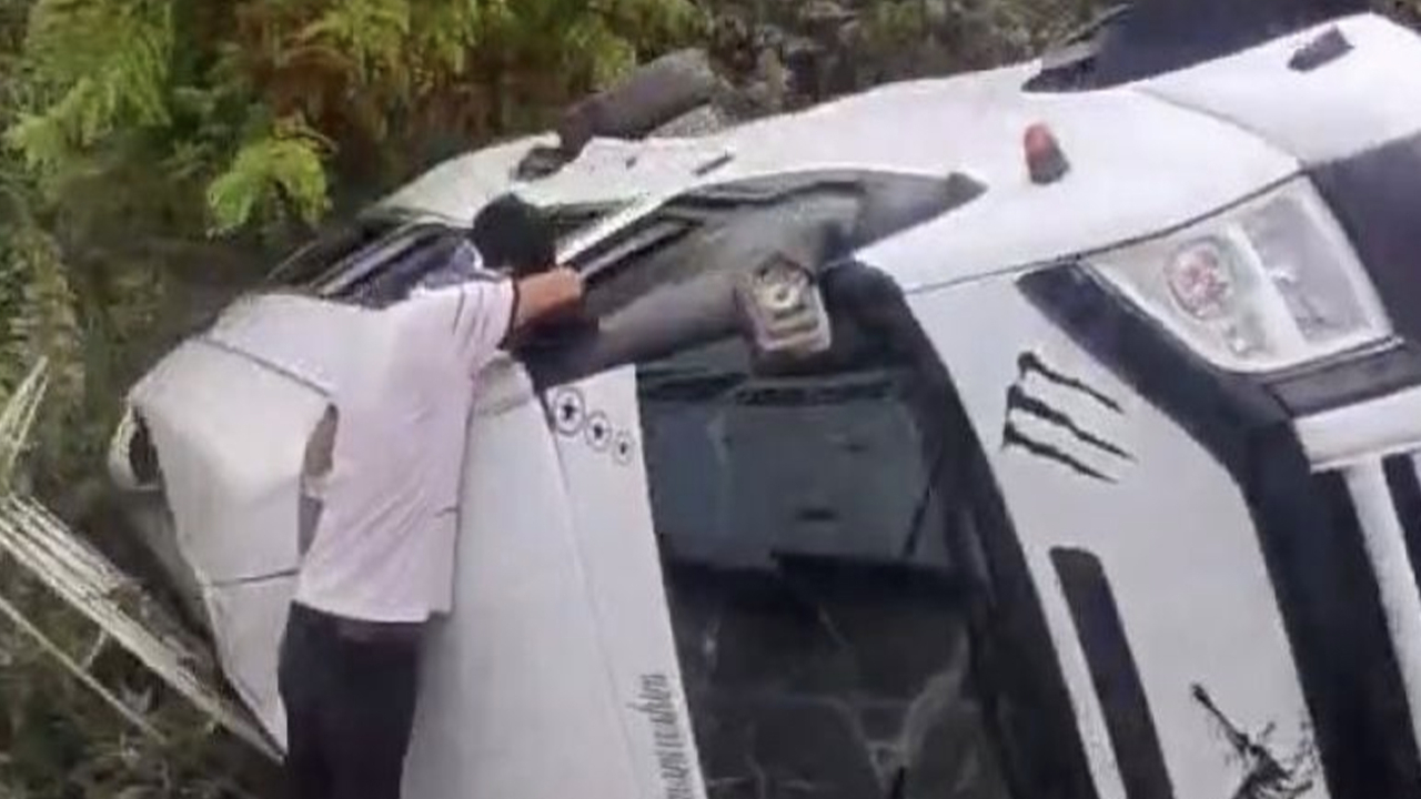 Ordu'da fındık işçilerini taşıyan minibüs kamyonetle çarpıştı