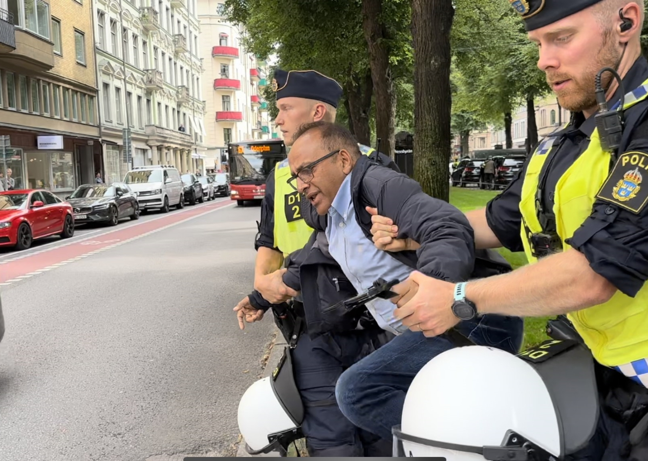 İsveç bildiğiniz gibi! Kur'an-ı Kerim yakılmasına karşı çıkan kalp hastası kişiye polis müdahale etti