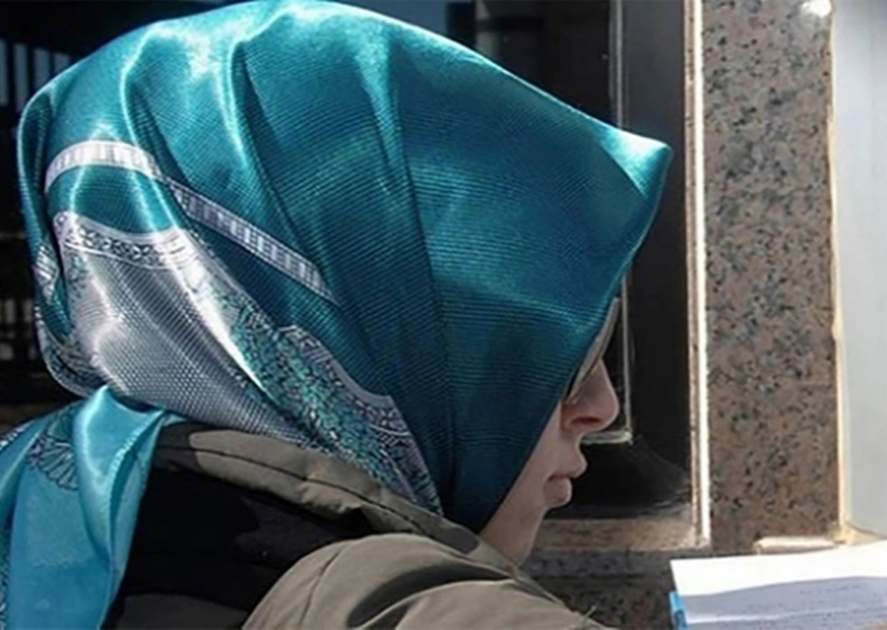 KKTC'de diploma töreninde başörtüsü skandalı: Öğrencinin başını şiddet kullanarak zorla açtılar! Emine Erdoğan'a mektup yazarak yaşadığı zulmü anlattı