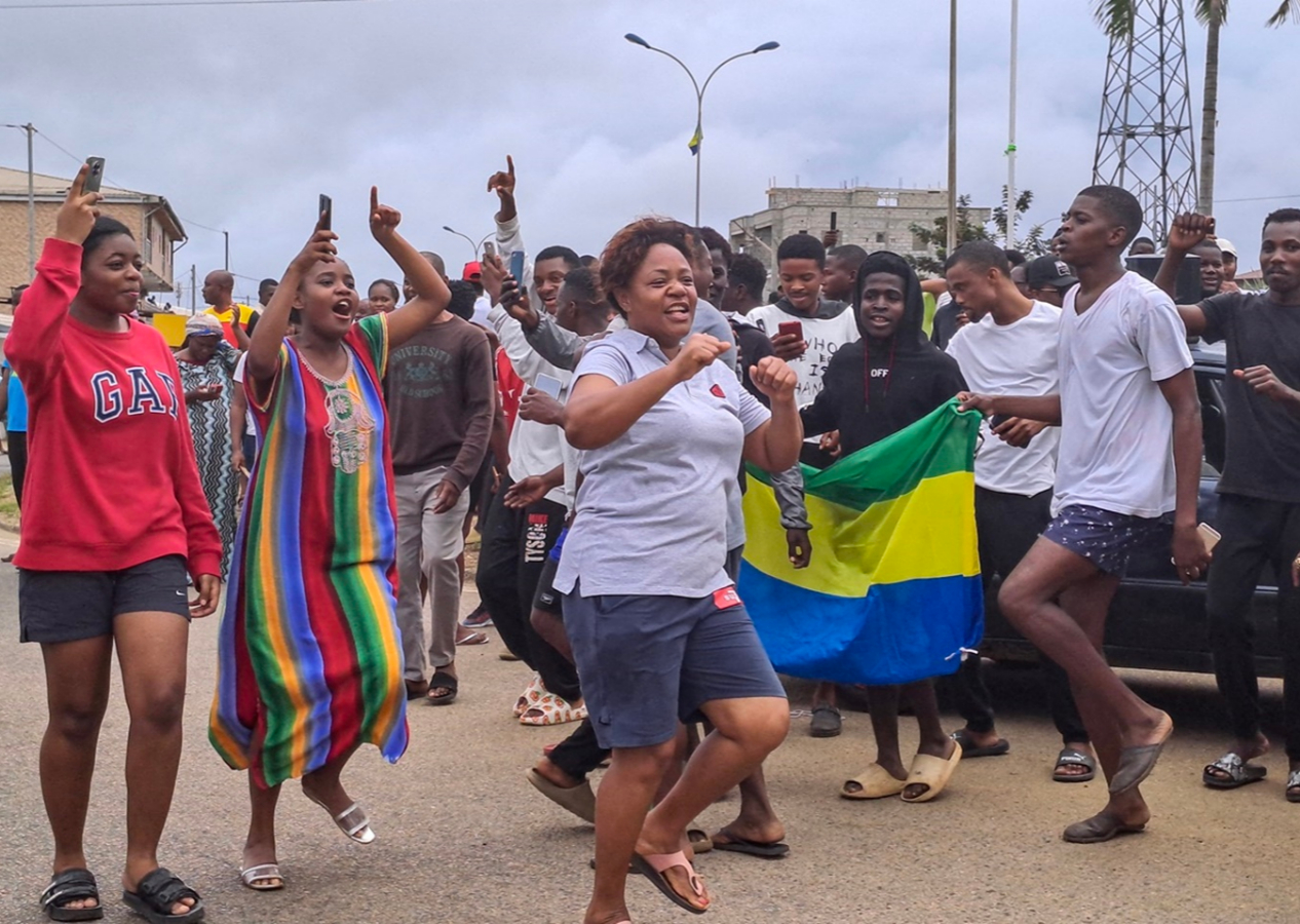 Gabon Devlet Başkanı Ondimba evinde alıkonuldu! Darbe destekçisi halk sokağa döküldü