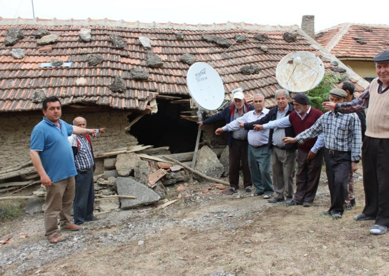 Mahallelinin kafasına taş yağıyor! Kaya parçaları her yerde