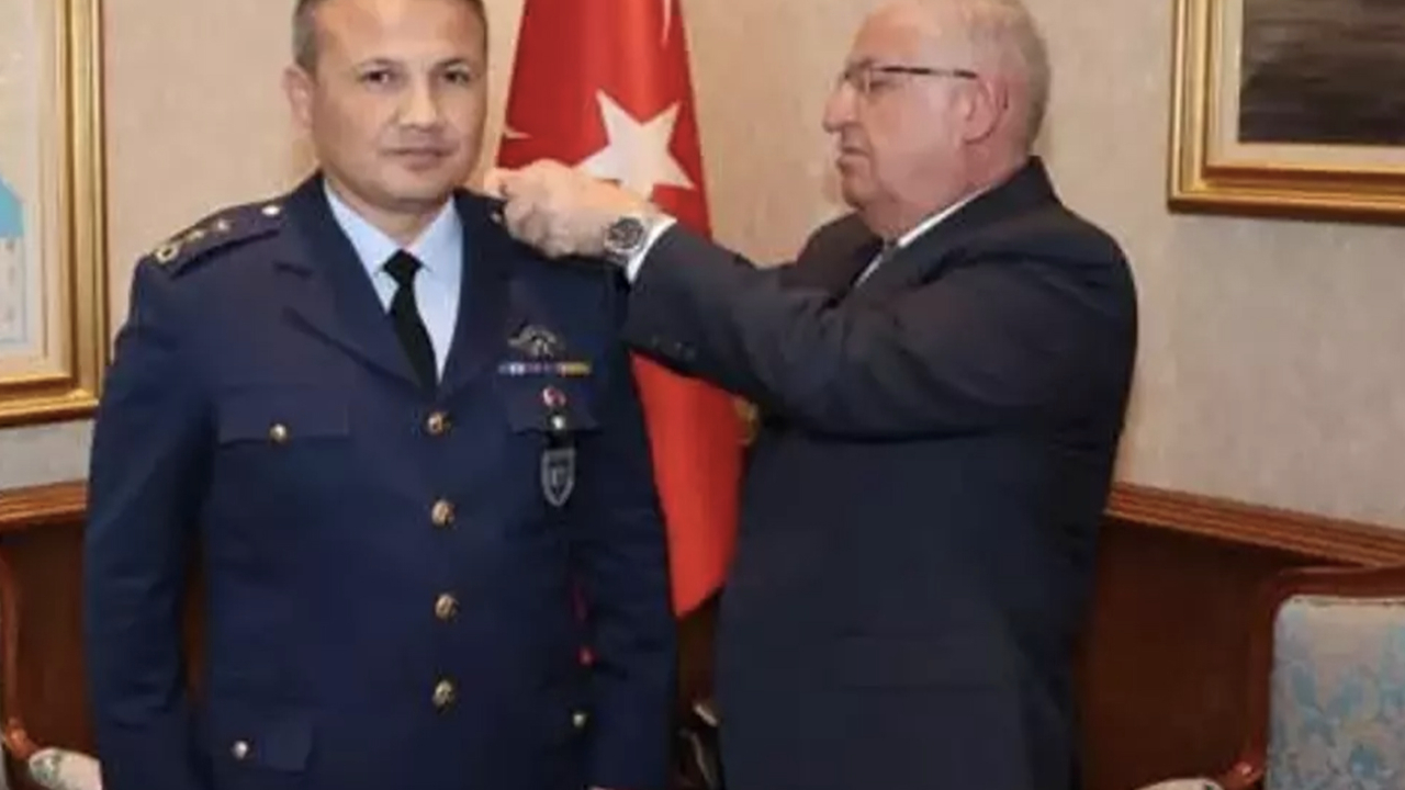 Milli Savunma Bakanı Yaşar Güler, Uzaya gidecek ilk Türk'e rütbe taktı