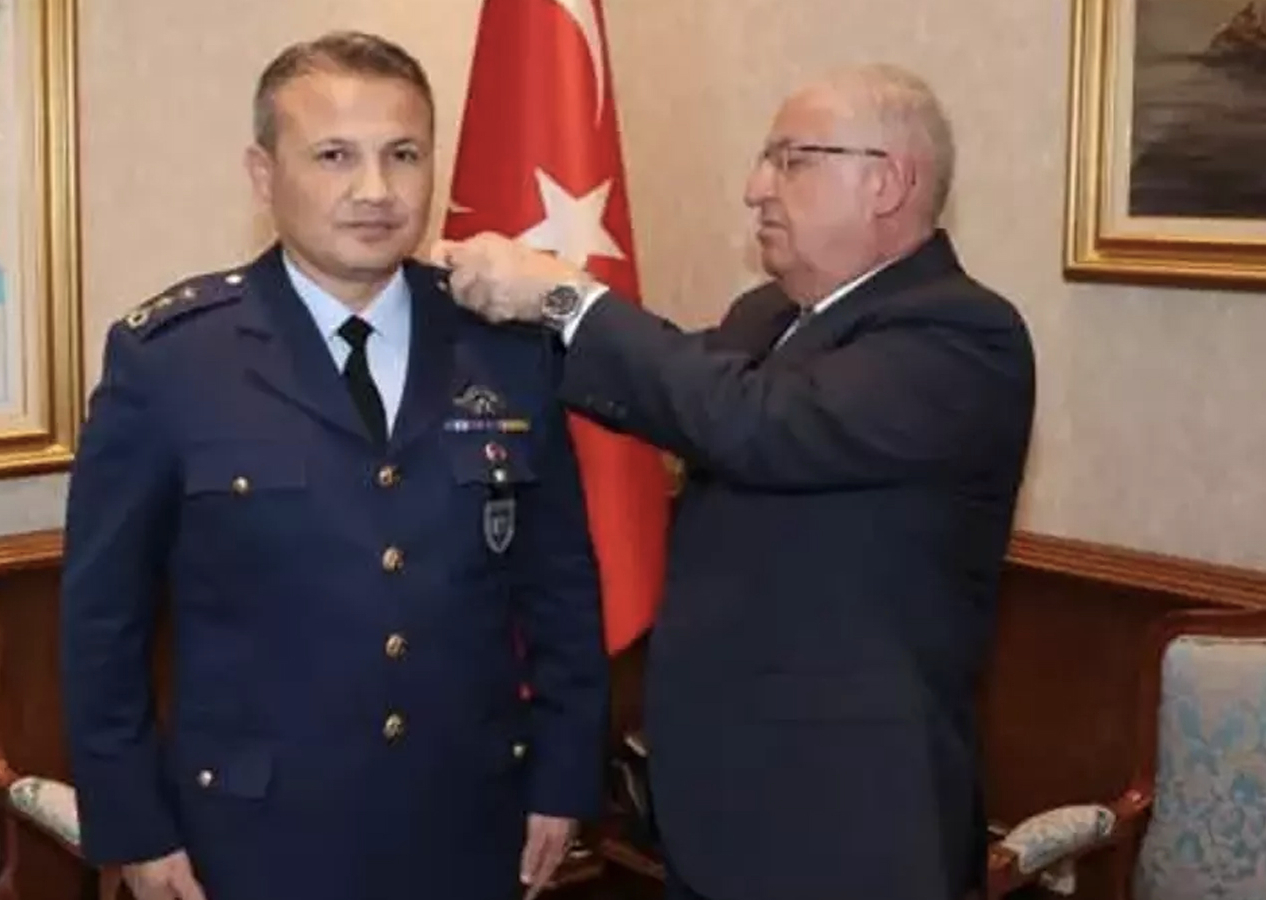 Milli Savunma Bakanı Yaşar Güler, Uzaya gidecek ilk Türk'e rütbe taktı
