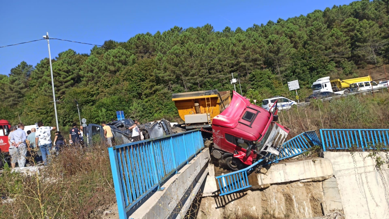 Beykoz Riva Yolu'nda hafriyat kamyonu ile otomobil çarpıştı!
