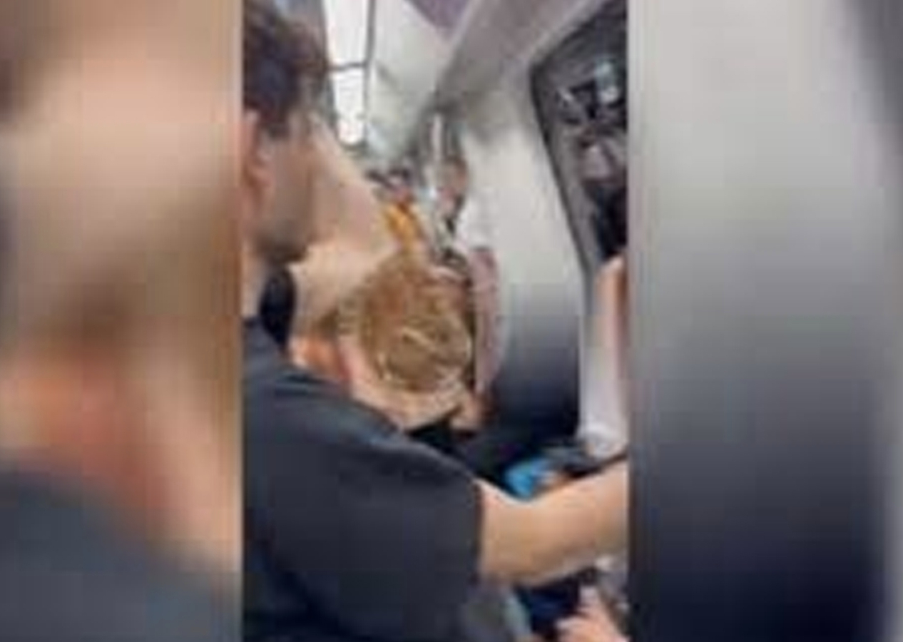 Başörtülü kadına skandal saldırı! Genç yolcu sessiz kalamadı!