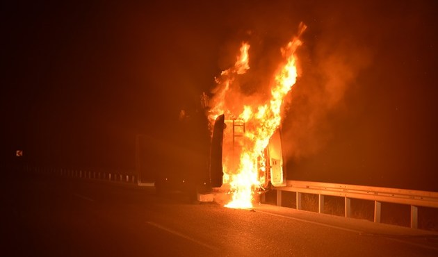 Adana’da mobil araç alev alev yandı...