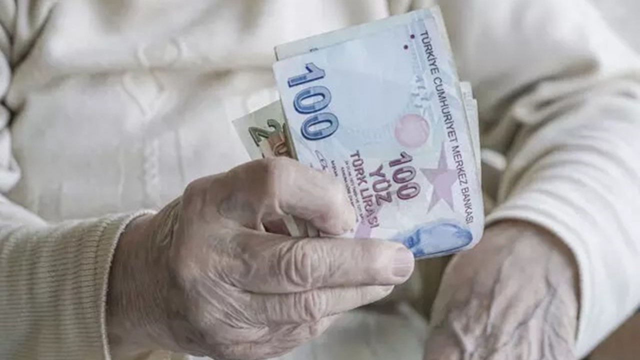 Cumhuriyet Bayramı öncesi emeklilere ikramiye müjdesi! Masadaki rakam belli oldu
