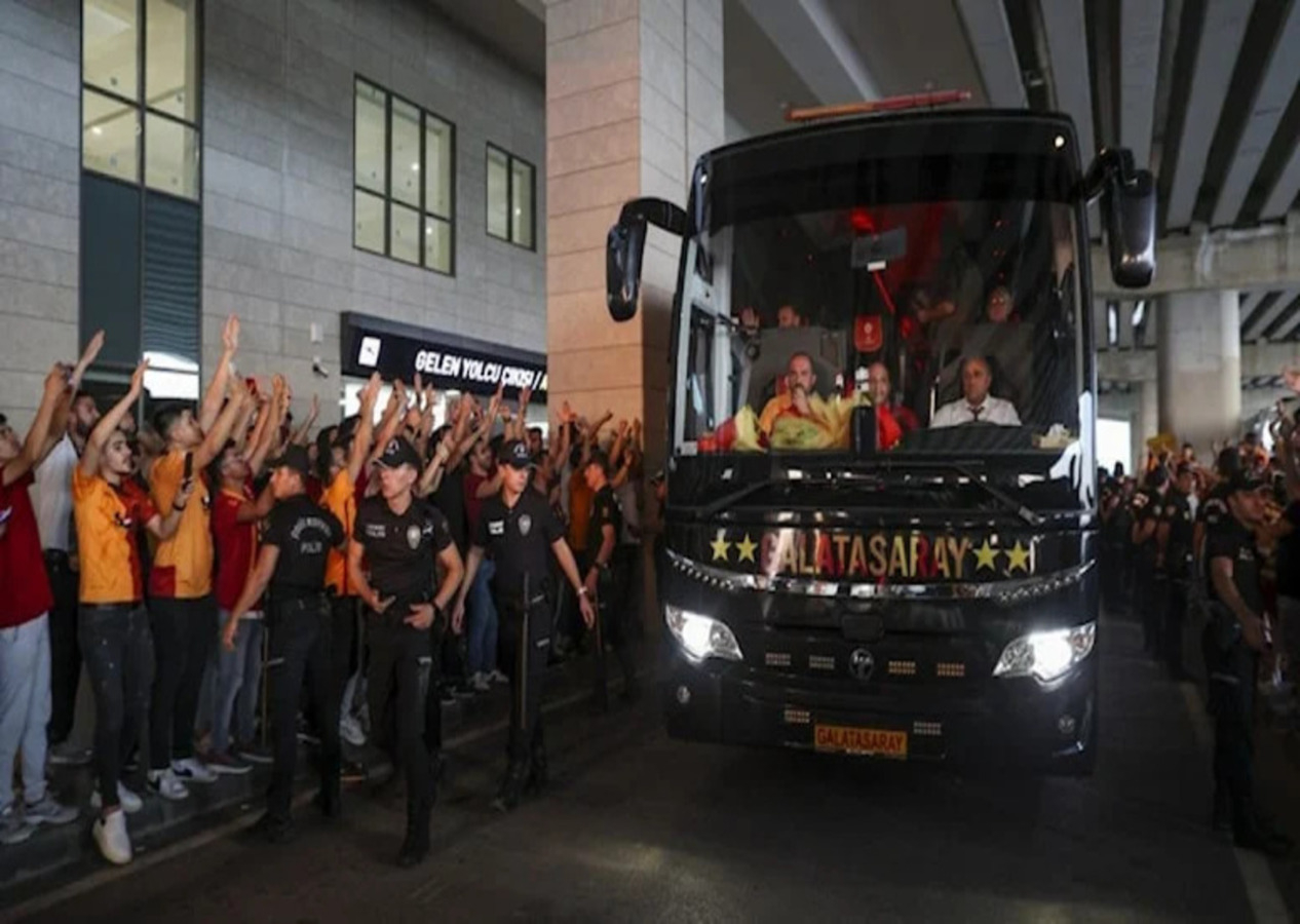 Galatasaray kulüp personelini taşıyan otobüse Gazinantep'te saldırı!