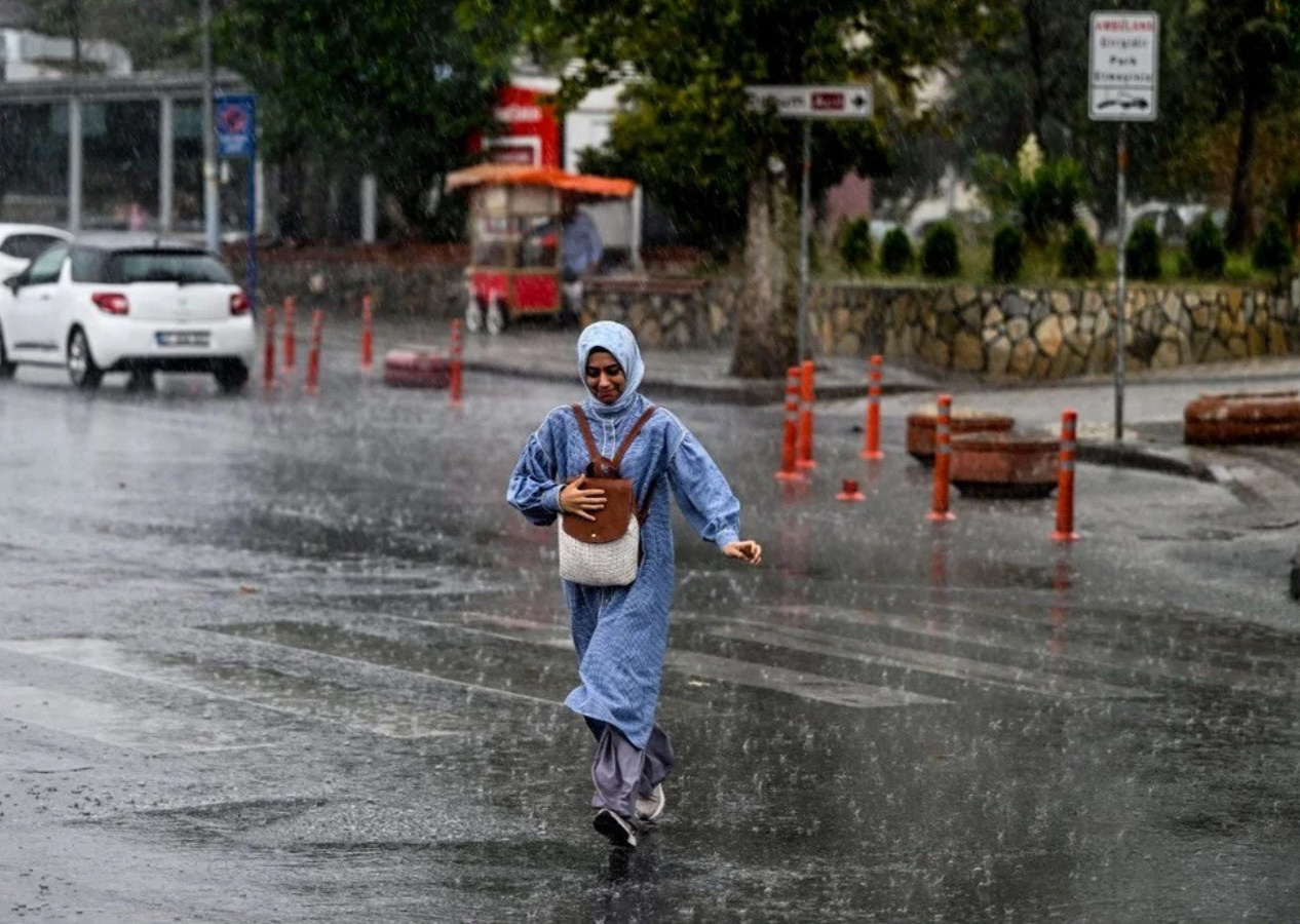 Rekor sıcaklıkların ardından kuvvetli sağanak geliyor! Meteoroloji saat verip uyardı...