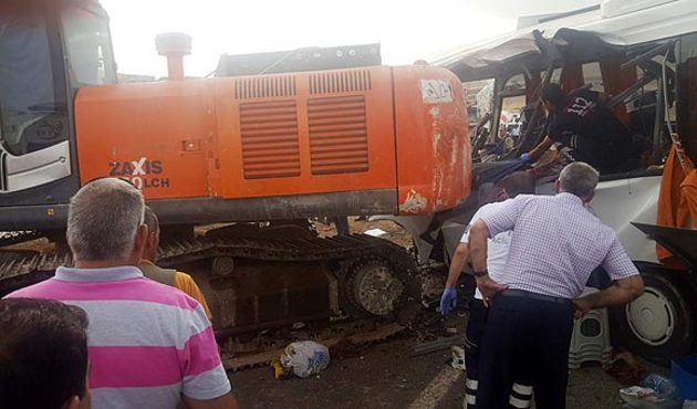 Ağrı'da vinç, midibüsün üzerine düştü: Ölü ve yaralılar var!