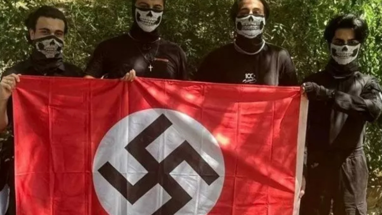 İstanbul'da bir grup, toplanıp Nazi bayrağı açarak fotoğraf çektirdi: Kimseden korkuları yokmuş (!)