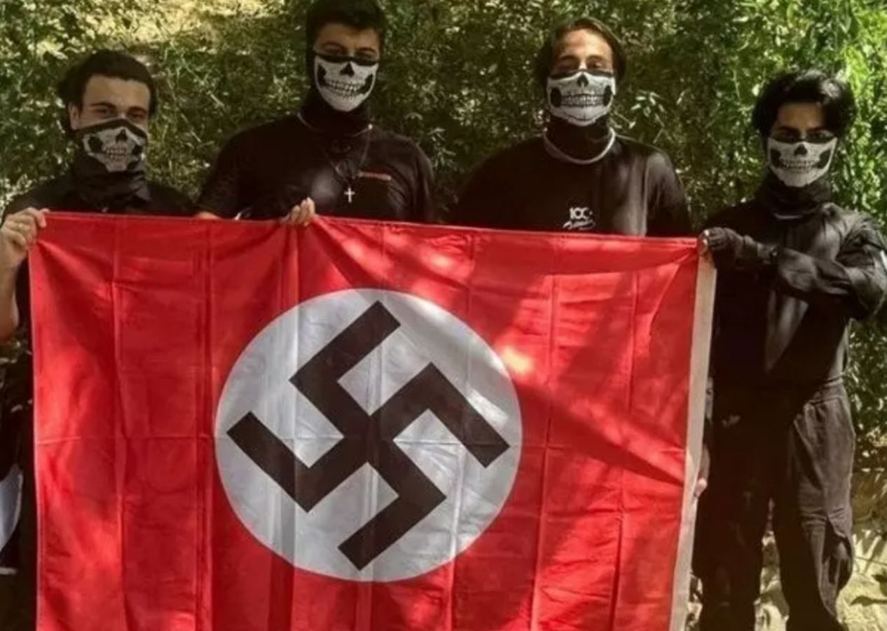 İstanbul'da bir grup, toplanıp Nazi bayrağı açarak fotoğraf çektirdi: Kimseden korkuları yokmuş (!)